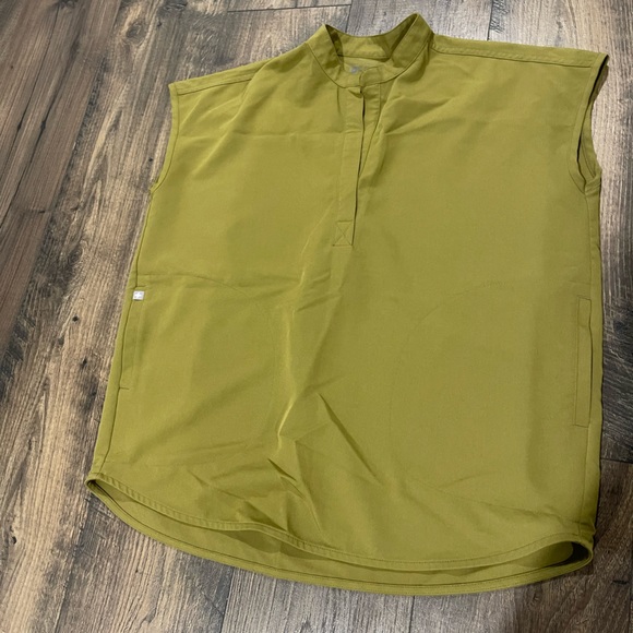 FIGS scrub top - Picture 1 of 3